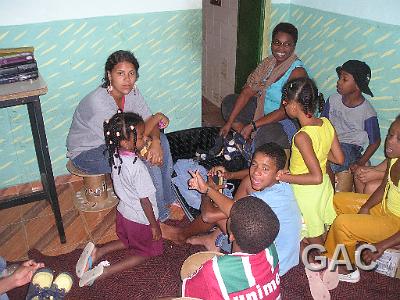 0504 Spenden 3.jpg - Erzieherin Shirley beim Verteilen der gespendeten Altkleider aus Deutschland.